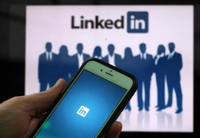 LinkedIn Tests In-Stream AI Learning Elements